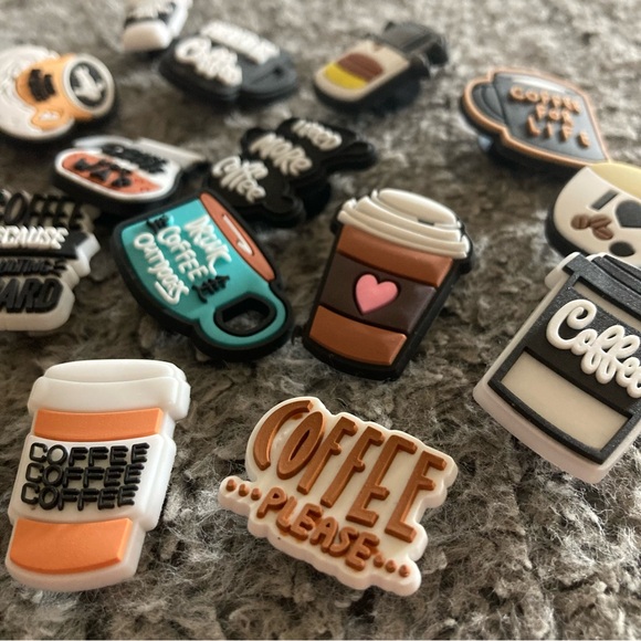 NWOT 16 PIECES OF COFFEE ☕️ LOVERS CROC CHARMS - Picture 3 of 3